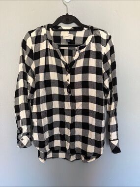 Universal Thread Women’s Black White Buffalo Plaid Henley‎ Button-Front Top Med